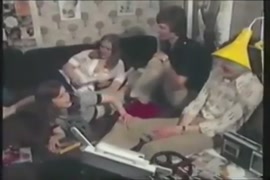 Video cachorro encadado com uma mulher