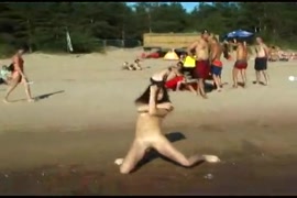 Adolescente jovem e gostosa com creme anal na praia pública.