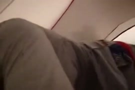 Meu primeiro vídeo um amador asiático excitado chupa um pinto enorme e se ejacula de forma facial