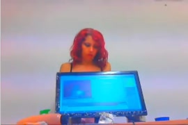 Adolescente ruiva excitada chupa e é fodida na webcam.