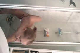 Garota nua no chuveiro e nos vídeos de masturbação.