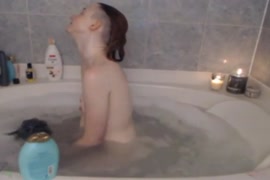 Jovem garota amadora fode dois caras no banho.