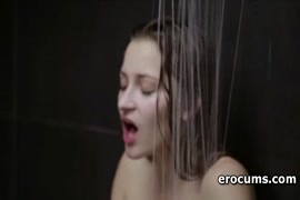 Sexo duplo com um ejaculação no chuveiro.