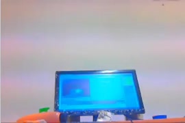 O amador ruivo adolescente se masturba e esguicha na webcam.