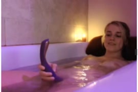 Linda garota adolescente mostra sua bichana e brinca com dildo no banho.