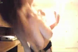 Garota gostosa se masturba em show de webcam ao vivo.