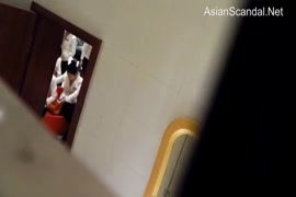 Um garoto chinês bonito se masturba e se ejacula no chão.