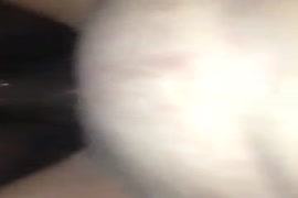 Video porno de uma mulher sendo abusada por dois homens