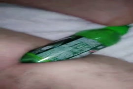 Esfregando a buceta no travesseiro e batendo siririca no nosso site de Xvideos Porn Tube 