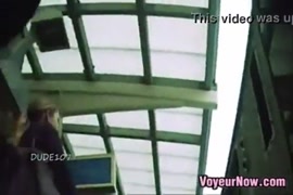 Ver videos de mulheres sendo abusadas dentro de ônibus